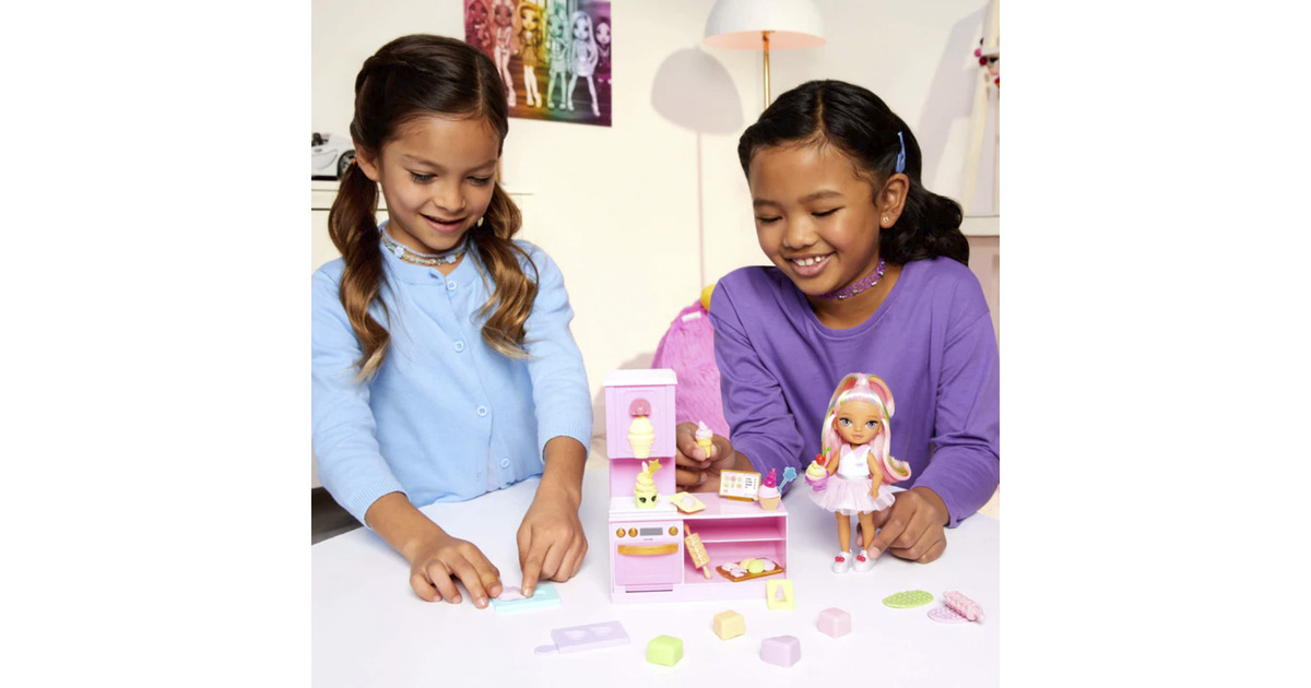 Rainbow High Littles Dessert Shop with Kandy Coffret - Livré avec Une Petite Poupée Rose de 14 cm, Préparation de Glaces et de Bonbons, Enfants de 4 Ans et