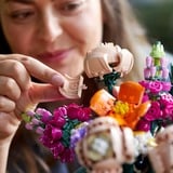 LEGO ICONS Bouquet di fiori, Giochi di costruzione Set da costruzione, 18 anno/i, Plastica, 756 pz, 761 g