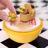MGA Entertainment Make It Mini Foods: Diner in PDQ Series 4 (Wave A), Bricolage Miniverse Make It Mini Foods: Diner in PDQ Series 4 (Wave A), 8 anno/i, Multicolore, Plastica