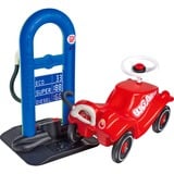 Simba Stazione di Servizio Bobby Car, Sullo sfondo 