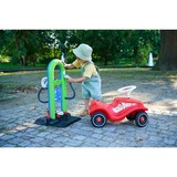 Simba Stazione di Servizio Bobby Car, Sullo sfondo 