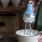 Ariete 1548 Sbattitore Vintage, 450W, 5 velocità, Funzione turbo, 2 fruste, Celeste, Mixer manuale celeste, 450W, 5 velocità, Funzione turbo, 2 fruste, Celeste, Sbattitore manuale, Azzurro, Impasto, Miscelatura, Azzurro, Pulsanti, Leva, Acciaio inox
