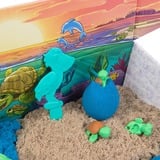 Spin Master Kinetic Sand, Project Planet, Spiaggia delle tartarughe con 396 g di sabbia da gioco, attrezzi e formine, materiali sostenibili concepiti per la salvaguardia dell'ambiente, giocattoli sensoriali per bambini dai 3 anni in su, Gioco di sabbia 