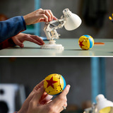 LEGO Ideas 21357 Disney Pixar Luxo Jr. Set per Adulti, Gadget Cinematografico, Decorazione per la Casa, Regalo da Collezione, Giochi di costruzione Gadget Cinematografico, Decorazione per la Casa, Regalo da Collezione, Set da costruzione, 18 anno/i, Plastica, 613 pz, 638 g