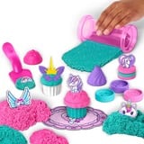 Spin Master Kinetic Sand Shimmer, Set di Gioco Laboratorio di Pasticceria Unicorni, 453 g di Sabbia Cinetica, Verde Acqua Luccicante e Rosa, 8 Attrezzi unicorno, Giocattoli Sensoriali per Bambini, 3+ Anni, Gioco di sabbia 