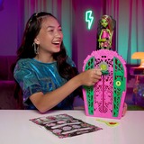 Mattel HYT75, Bambola 