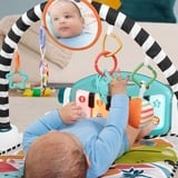 Mattel Kick & Play Multicolore Tappetino da gioco per bambino, Gioco di scheda/coperta Tappetino da gioco per bambino, Arco giocattolo, Multicolore