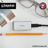 Kingston 4000G SSD portatile XS2000, Disco a stato solido argento/Nero, 4 TB, USB tipo-C, 3.2 Gen 2 (3.1 Gen 2), 2000 MB/s, Nero, Argento