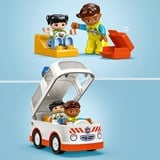 LEGO Ambulanza e autista, Giochi di costruzione Set da costruzione, 2 anno/i, Plastica, 19 pz, 417 g