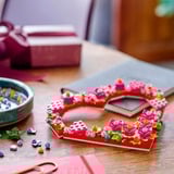 LEGO Iconic 40638 Cuore Ornamento Giocattolo, Kit Arti e Mestieri da Esposizione con Fiori, Foglie e Cuoricini, Regalo per Bambini 9+, Giochi di costruzione Kit Arti e Mestieri da Esposizione con Fiori, Foglie e Cuoricini, Regalo per Bambini 9+, Set da costruzione, 9 anno/i, Plastica, 254 pz, 188 g