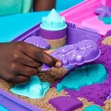 Spin Master Kinetic Sand, set di gioco Castello della sirena, 934 g di sabbia da gioco Shimmer (viola neon, verde acqua luccicante e sabbia della spiaggia), sabbiera pieghevole riutilizzabile e attrezzi, giocattoli sensoriali per bambini da 3 anni in su 