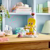 LEGO Iconic 40824 Titti, Uccellino Giocattolo Looney Tunes da Esposizione con Supporto e Accessori, Regalo per Bambine e Ragazze 12+, Giochi di costruzione Uccellino Giocattolo Looney Tunes da Esposizione con Supporto e Accessori, Regalo per Bambine e Ragazze 12+, Set da costruzione, 12 anno/i, Plastica, 412 pz, 495 g