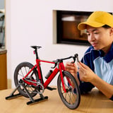 LEGO Icons Bici da corsa, Giochi di costruzione Kit Modellismo per Adulti con Pneumatici, Deragliatore e Supporto, Regalo per Fan di Ciclismo, Set da costruzione, 18 anno/i, Plastica, 1015 pz, 1,57 kg, Vendita al dettaglio