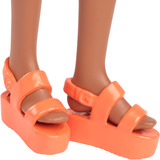 Mattel HYT91, Bambola 