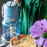 Ariete 438, Tritatutto Vintage, Chopper e Tritaghiaccio, 2 velocità, 4 lame in Acciaio Inox, Tazza graduata 600 ml, 400 W, BeigeTritatutto a 2 velocità , 2 pulsanti e 4 lame in Acciaio Inox. Tritaverdure e Tritaghiaccio. Tazza graduata da 600ml., Trituratore celeste/crema