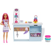 Mattel Pasticceria - Playset con Bambola e Postazione da Pasticceria - Bambola da 30 cm - Oltre 20 Accessori per Dolci - Regalo per Bambini da 3+ Anni Bambola alla moda, Femmina, 4 anno/i, Ragazza, 310,8 mm, Multicolore